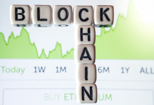 Quels sont les avantages de l'utilisation des technologies de blockchain pour la gestion des contrats intelligents ?